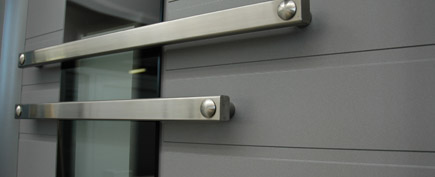Nahaufnahme einer T?r mit Aluminiumbeschl?gen